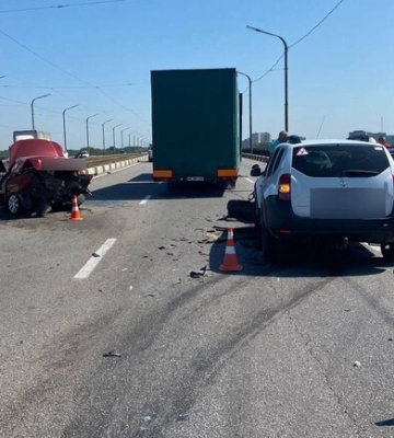 У Дніпрі сталася серйозна ДТП на Кайдацькому мосту: постраждала жінка