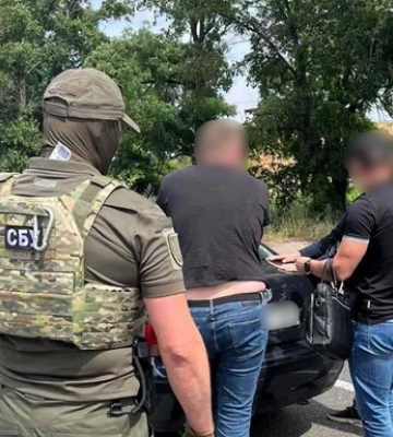 Двох черкаських митників затримали під час одержання хабаря