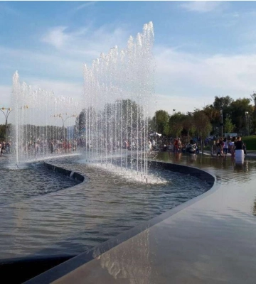 У Дніпрі ів одному з фонтанів купали пітона 
