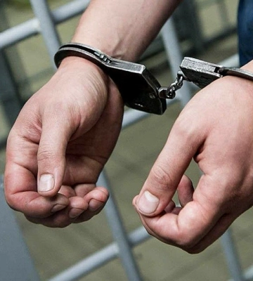 У Києві неадекват напав на жінку з дитиною, коли вони бігли в укриття