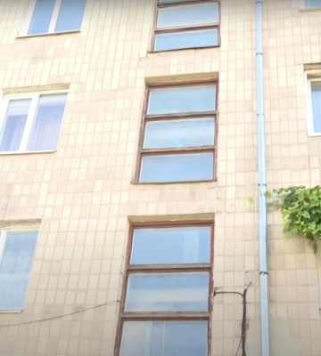 «У мене в квартирі помирає чоловік». Пенсіонерка з Луцька змушена жити в притоні