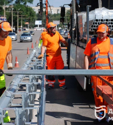 На Запорізькому шосе монтують колесовідбійний брус та лагодять світлофори