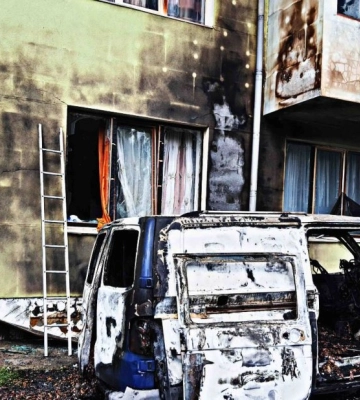 Під Києвом горів автомобіль: вогонь перекинувся на п’ятиповерхівку (ФОТО)