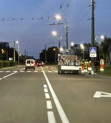 У Луцьку нанесли нову дорожню розмітку на дорозі. Фото