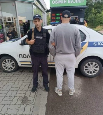 Намагався обміняти підроблену купюру: поліцейські охорони Закарпаття затримали чоловіка