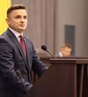 Підозрюваний у хабарництві голова Тернопільської облради повернувся на роботу й дав пресконференцію Підозрюваний у хабарництві голова Тернопільської облради повернувся на роботу й дав пресконференцію