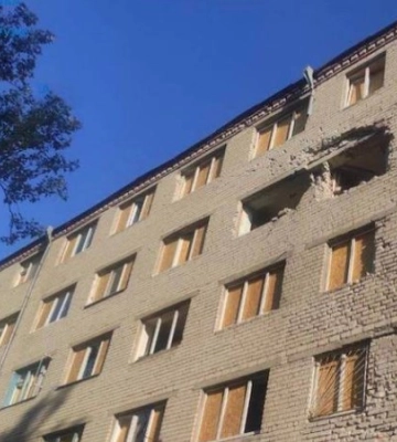 Внаслідок ранкового обстрілу Херсона загинули двоє людей