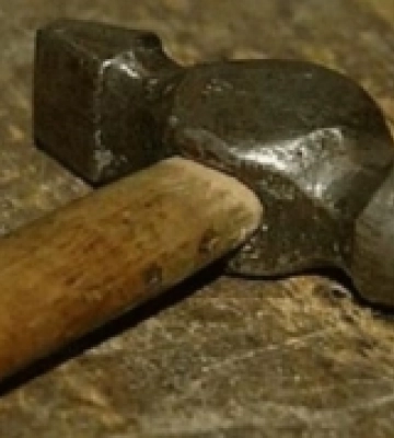 На Хустщині батьку 3-річної дічинки, яка вбила маленьку сестру молотком, присудили 850 гривень штрафу
