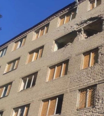 Оккупанты утром ударили по Херсону, повреждены жилые дома: два человека погибли. Фото