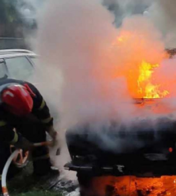 Вранці на Пасічній горів ВАЗ: вогонь пошкодив припарковані поруч авто (ФОТО, ВІДЕО)