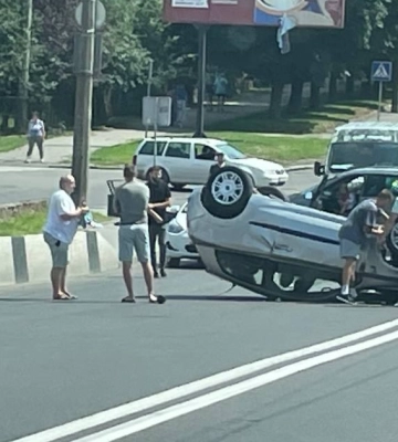 У Луцьку на мосту перекинулася автівка