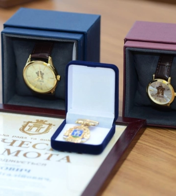 Подяки, нагрудні знаки та іменні годинники: міський голова Рівного привітав патрульних поліцейських