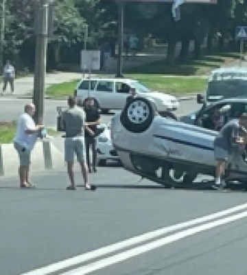 У Луцьку на мосту перекинулася автівка