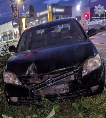 У Кропивницькому Toyota влетіла у світлофор