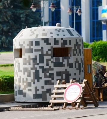 Біля ОДА у Рівному з’явилася броньована «будка» з озброєними військовими