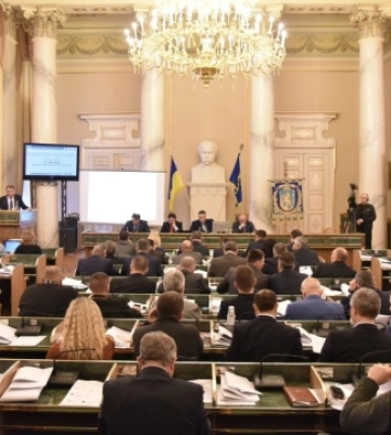 У Львові депутатам облради перед сесією вручили повістки