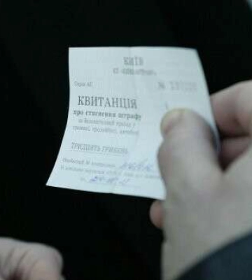 У Дніпрі водіям у конверти зі штрафом підкладають фейкову евакуацію