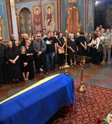 В Киеве попрощались с писательницей Амелиной, которую убили россияне в Краматорске