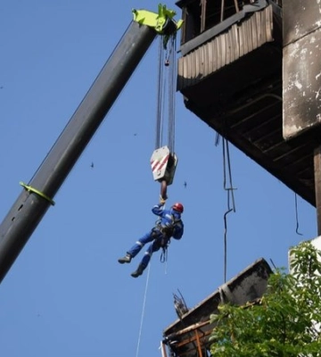 У Києві стався потужний вибух у багатоповерхівці: подробиці та фото