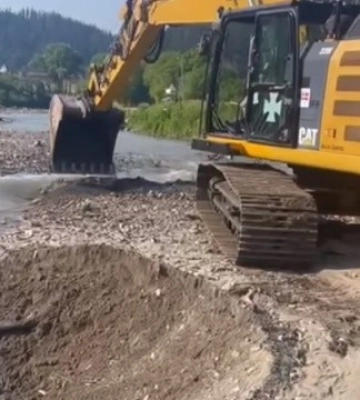 В Карпатах після негоди укріплюють берег Черемоша