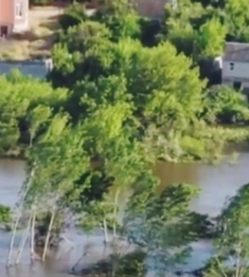 СБУ показала відео атаки дрона на групу росіян