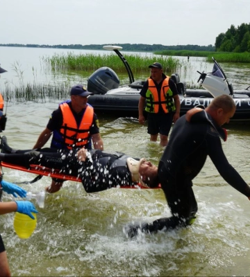 Шторм перекинув катамарани: на Світязі тренувалися рятувати людей 
