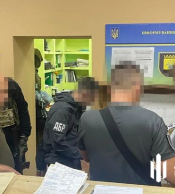В Донецкой области работники военкомата за деньги подделывали документы для выезда за границу