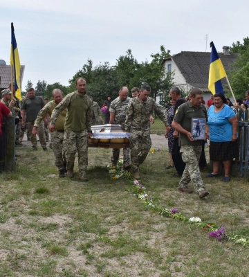 Син та донька залишились без батька: на Волині попрощалися із полеглим Героєм Юрієм Хрупчиком