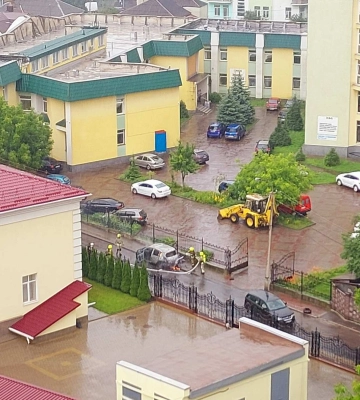 У Рівному горів автомобіль