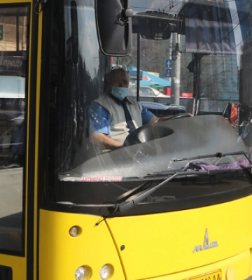Стоки збігають в річку: у Рівному каналізація не витримала зливу (ВІДЕО)