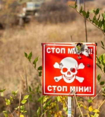 На Харківщині у лісі на вибухівці підірвалася жінка