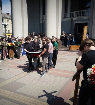 Оплески та колона велосипедистів: у Рівному попрощалися із звукорежисером драмтеатру Андрієм Вавринчуком (ВІДЕО)