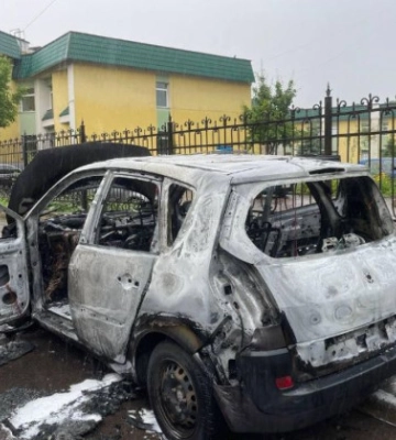 У Рівному біля будівлі суду горів автомобіль, фото та відео