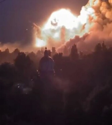 В окупованому Донецьку потужні вибухи, над містом чорний дим (відео)