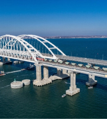Росія хоче возити туристів до окупованого Криму на десантних кораблях