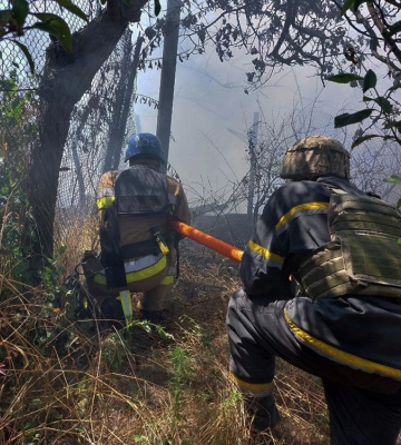 Горіла суха трава. На Миколаївщині сталися дві пожежі через російські обстріли