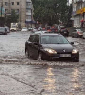 Через зливу у Рівному затопило кілька вулиць