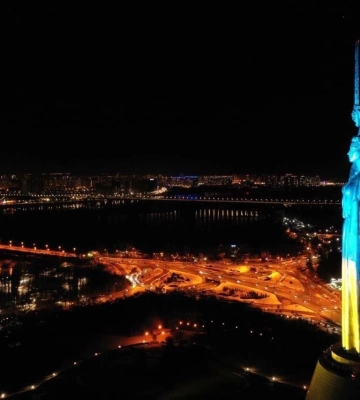 «Родину-Мать» в Киеве подсветили в цвета флагов США и Украины (ФОТО)