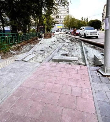 У Дніпрі на вулиці Володимира Великого почали оновлювати тротуар
