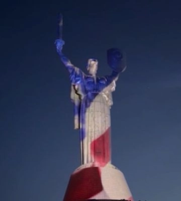 В Киеве «Родину-Мать» подсветили цветами флага США, видео