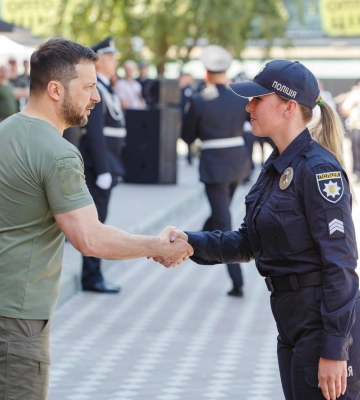 Президент нагородив орденом «За мужність» ІІІ ступеня Валерію Чернікову з групи «Білий Янгол»