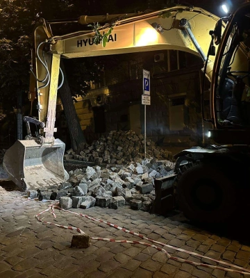 Розібрали бруківку над просадкою. Комунальники ліквідовують провалля на проспекті Дмитра Яворницького 