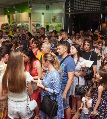 &quot;Не хотіла видавати касовий чек та ображала&quot;: у Дніпрі касира кінотеатру &quot;Мост-Кіно&quot; звинуватили у неповазі до переселенців