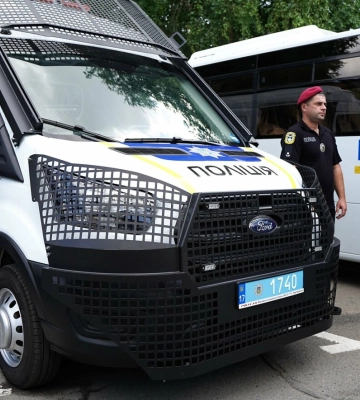 Поліції Полтавщини передали 8 нових позашляховиків, автобус і мікроавтобус