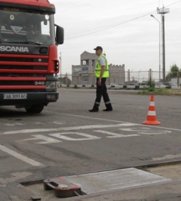 На дорогах Одещини через спеку в денний час заборонять рух вантажівок