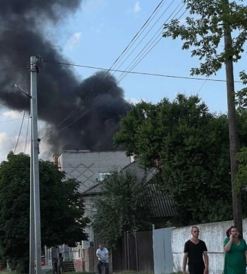 Звуки, схожі на постріли: на Дніпропетровщині горить дах житлового будинку (відео)