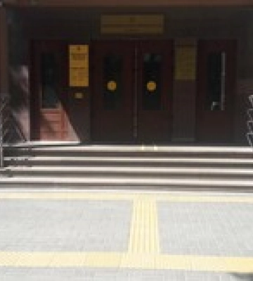 У будівлі суду у Києві пролунав вибух: що відомо