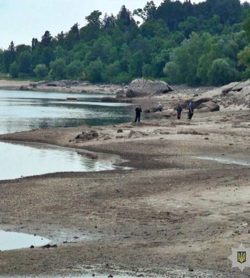 Запорізькі поліцейські патрулюють берегову лінію Дніпра для недопущення розкрадання історико-культурних пам’яток