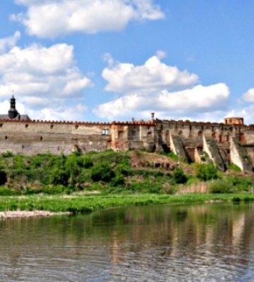 У підземеллі Меджибізького замку зняли кліп у виконанні восьмирічної школярки