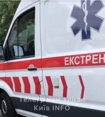 Рух транспорту перекрито, «швидкі» забирають потерпілих: що відбувається у Шевченківському суді